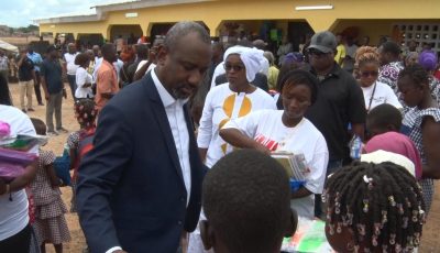 DIVO/ ÉDUCATION : Le maire offre 2000 kits scolaires et remet les clés de bâtiments scolaires